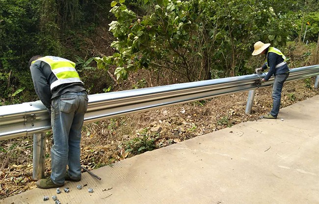 河南高速公路护栏的定期维护与保养