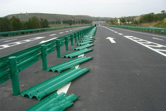 河南波形护栏的维护与管理确保道路安全的关键步骤